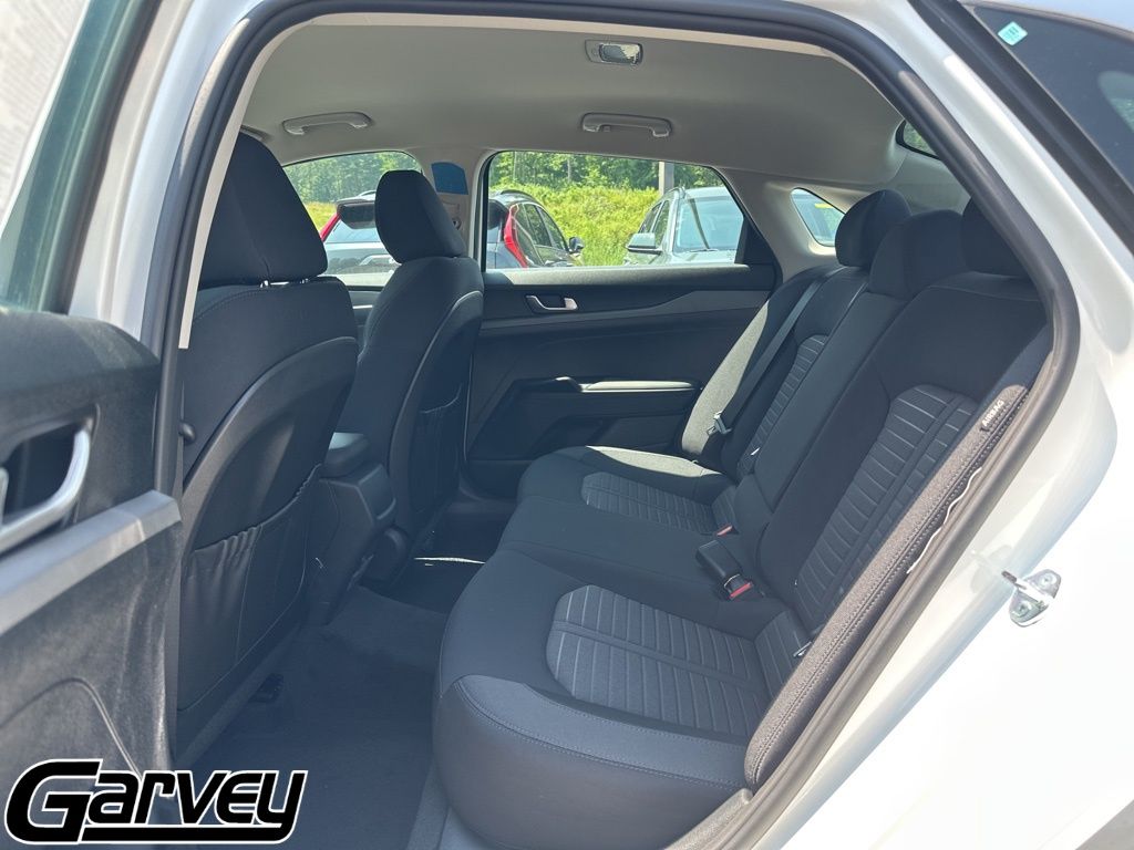2025 Kia K5 LXS - Photo 9