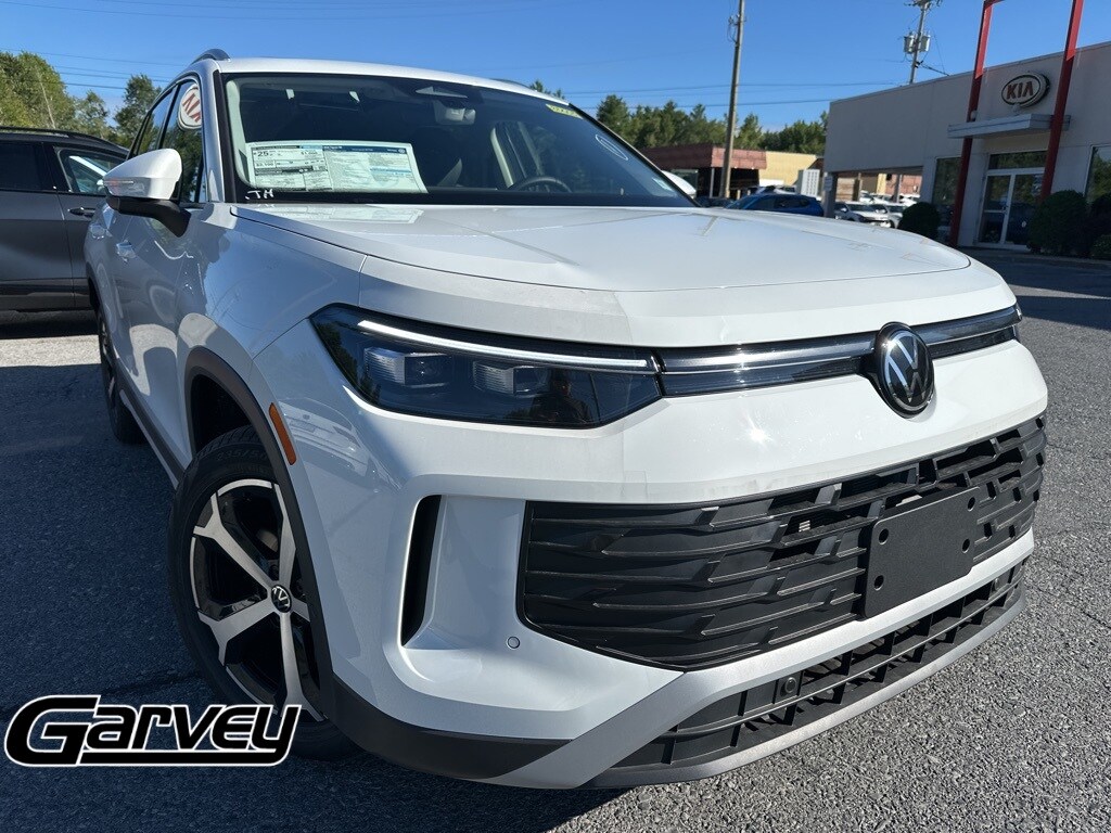 New 2025 Volkswagen Tiguan 2.0T SE SUV