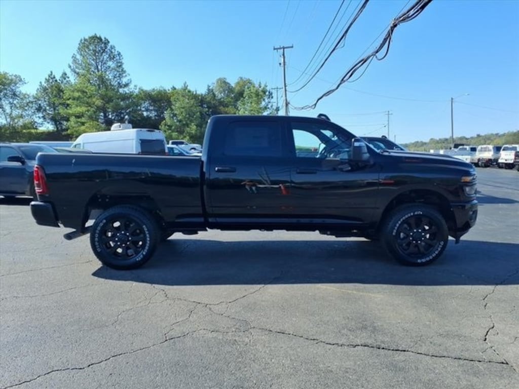 New 2025 Ram 2500 BIG HORN CREW CAB 4X4 6'4 BOX Pickup