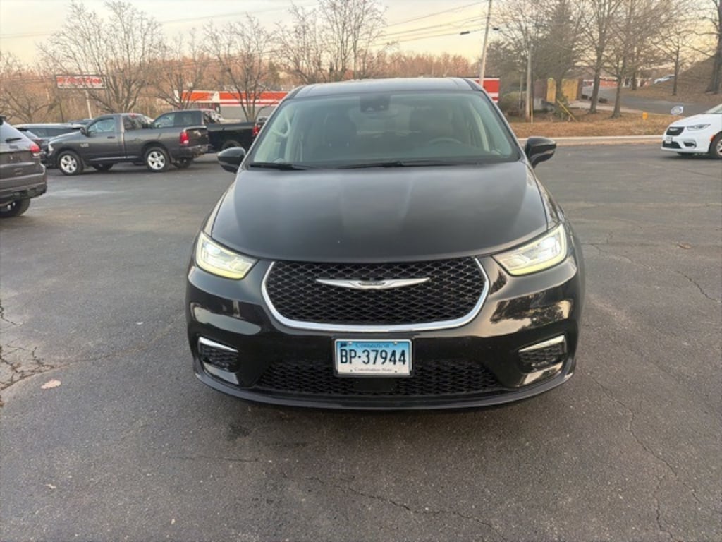 Used 2024 Chrysler Pacifica Touring L Minivan/Van