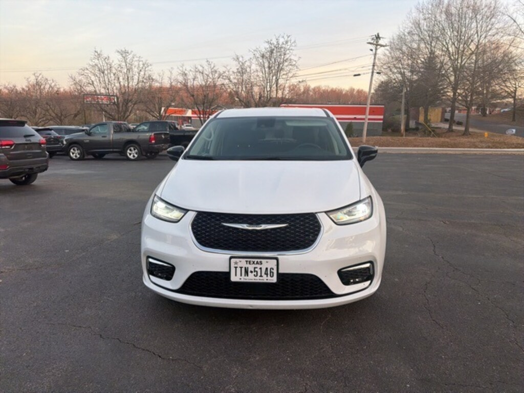 Used 2024 Chrysler Pacifica Touring L Minivan/Van