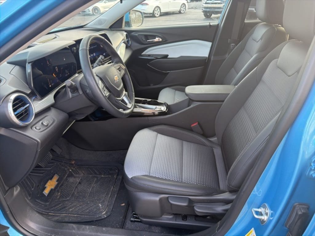Used 2025 Chevrolet Trax LT SUV
