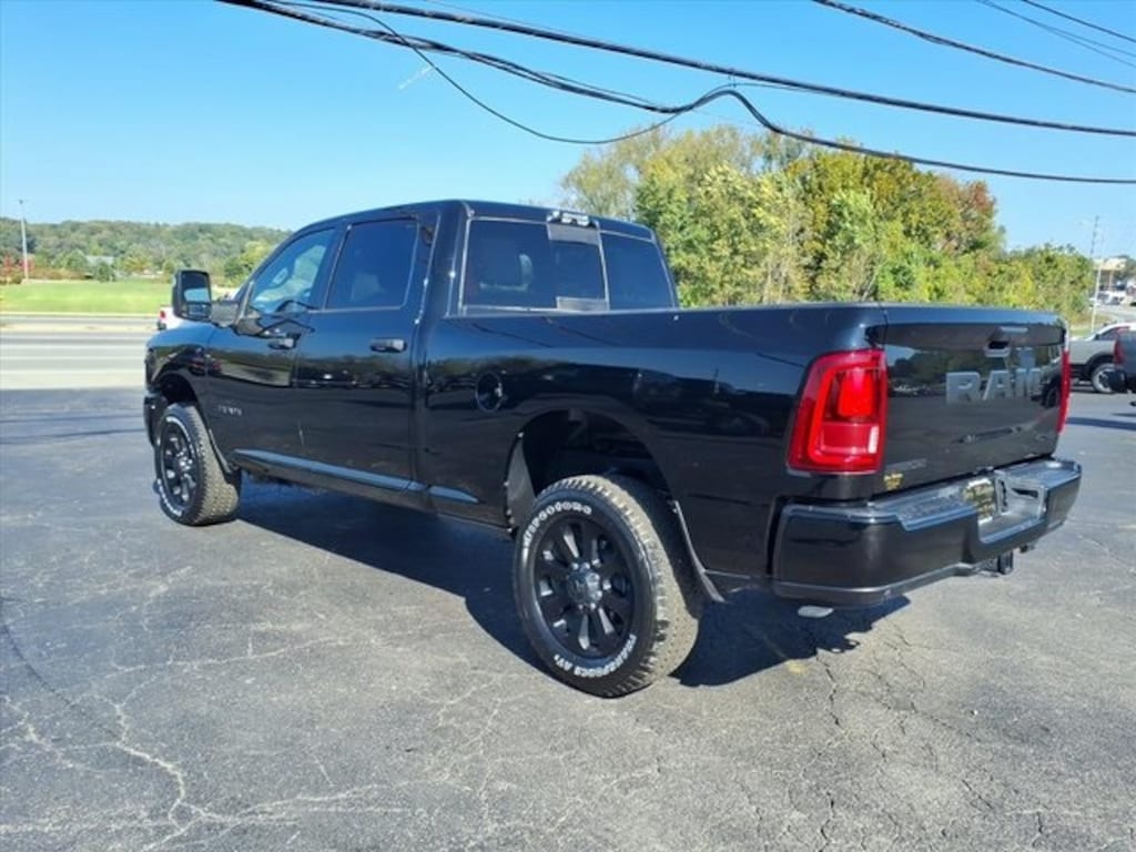 New 2025 Ram 2500 BIG HORN CREW CAB 4X4 6'4 BOX Pickup