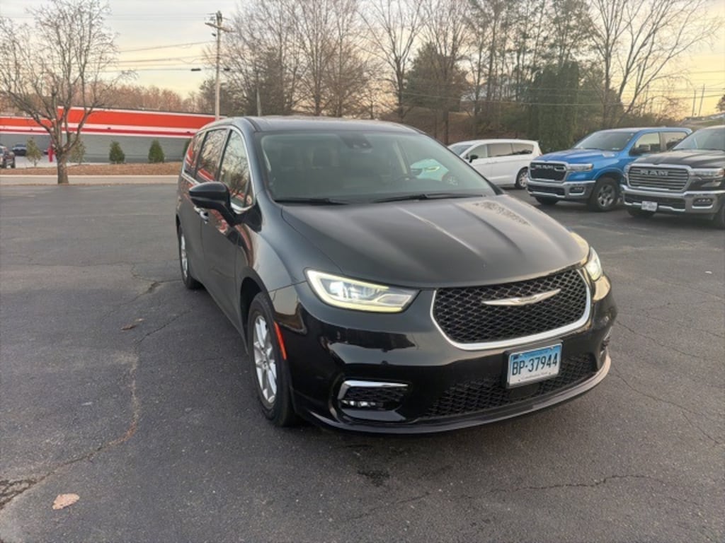 Used 2024 Chrysler Pacifica Touring L Minivan/Van