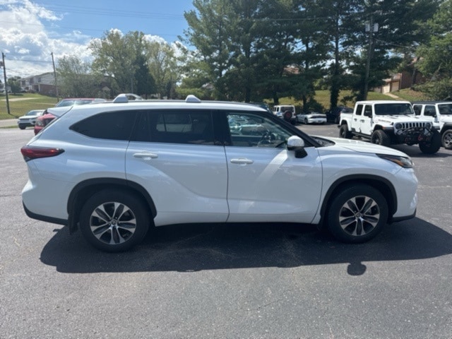 Used 2022 Toyota Highlander XLE with VIN 5TDGZRBH0NS561203 for sale in Clarksville, TN