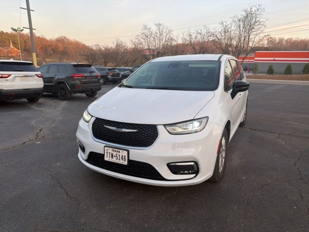 Used 2024 Chrysler Pacifica Touring L Minivan/Van