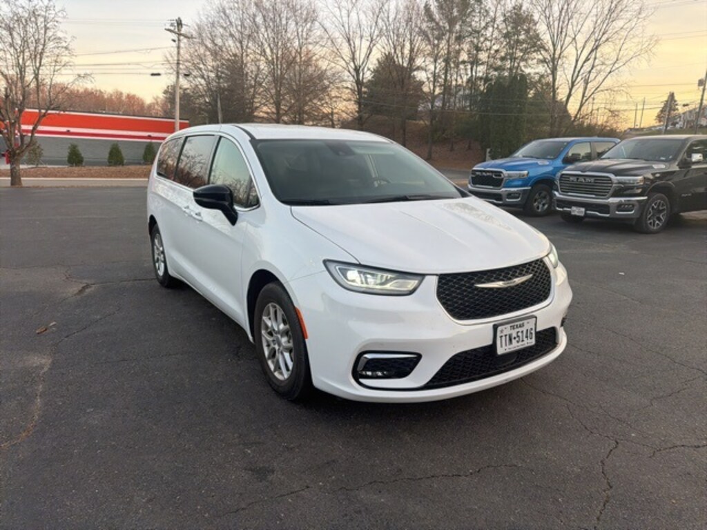 Used 2024 Chrysler Pacifica Touring L Minivan/Van