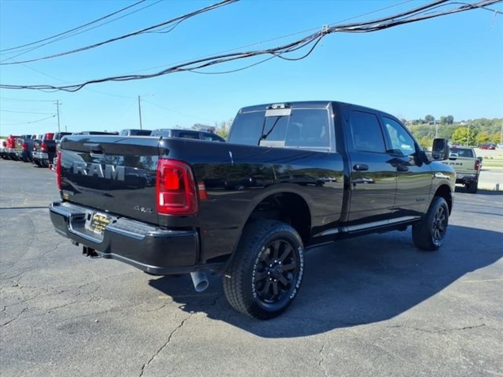 New 2025 Ram 2500 BIG HORN CREW CAB 4X4 6'4 BOX Pickup