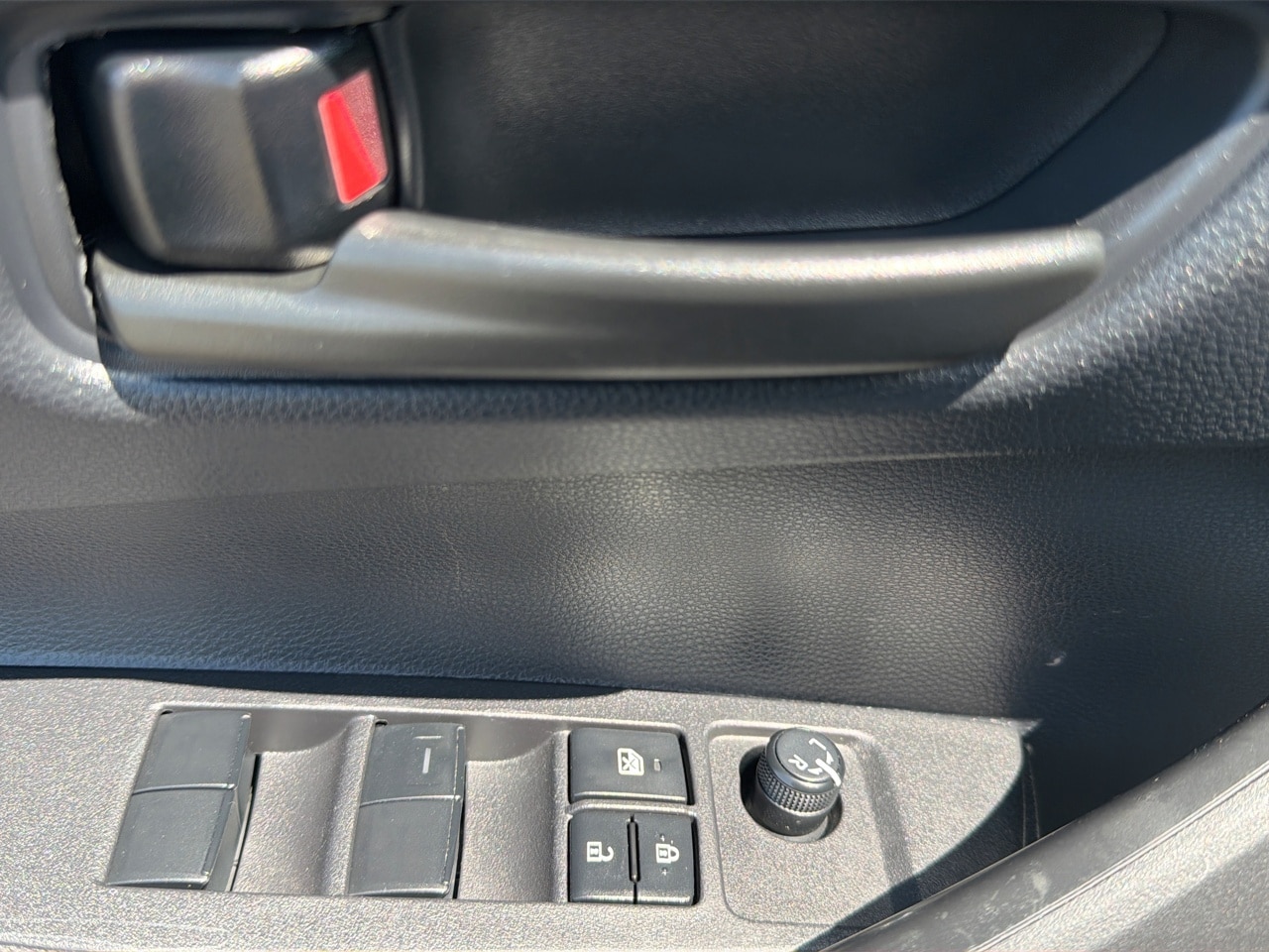 2024 Toyota Corolla LE - Photo 16