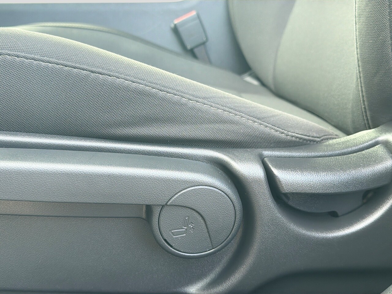 2025 Hyundai Kona SE - Photo 13