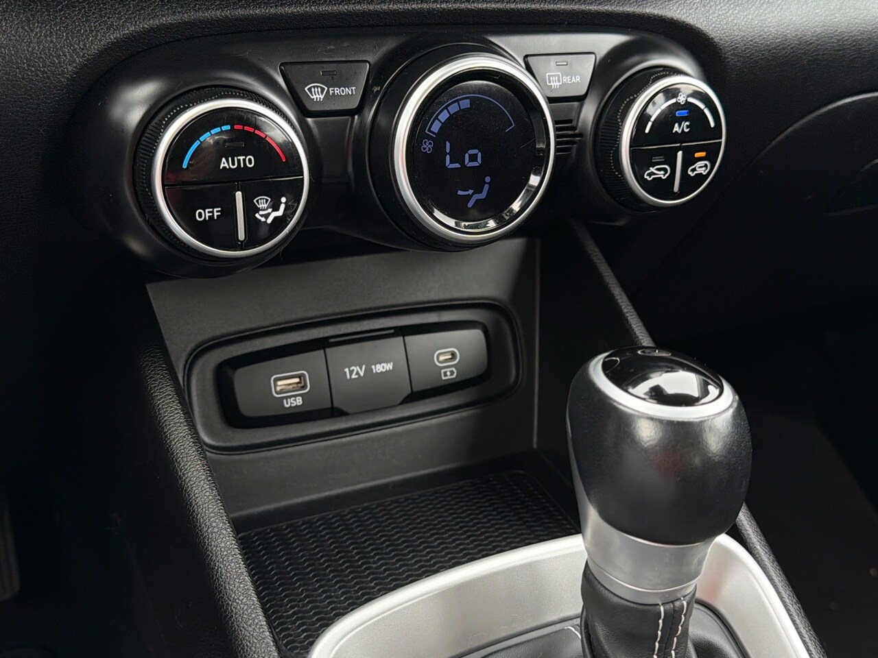 2023 Hyundai Venue SEL - Photo 23