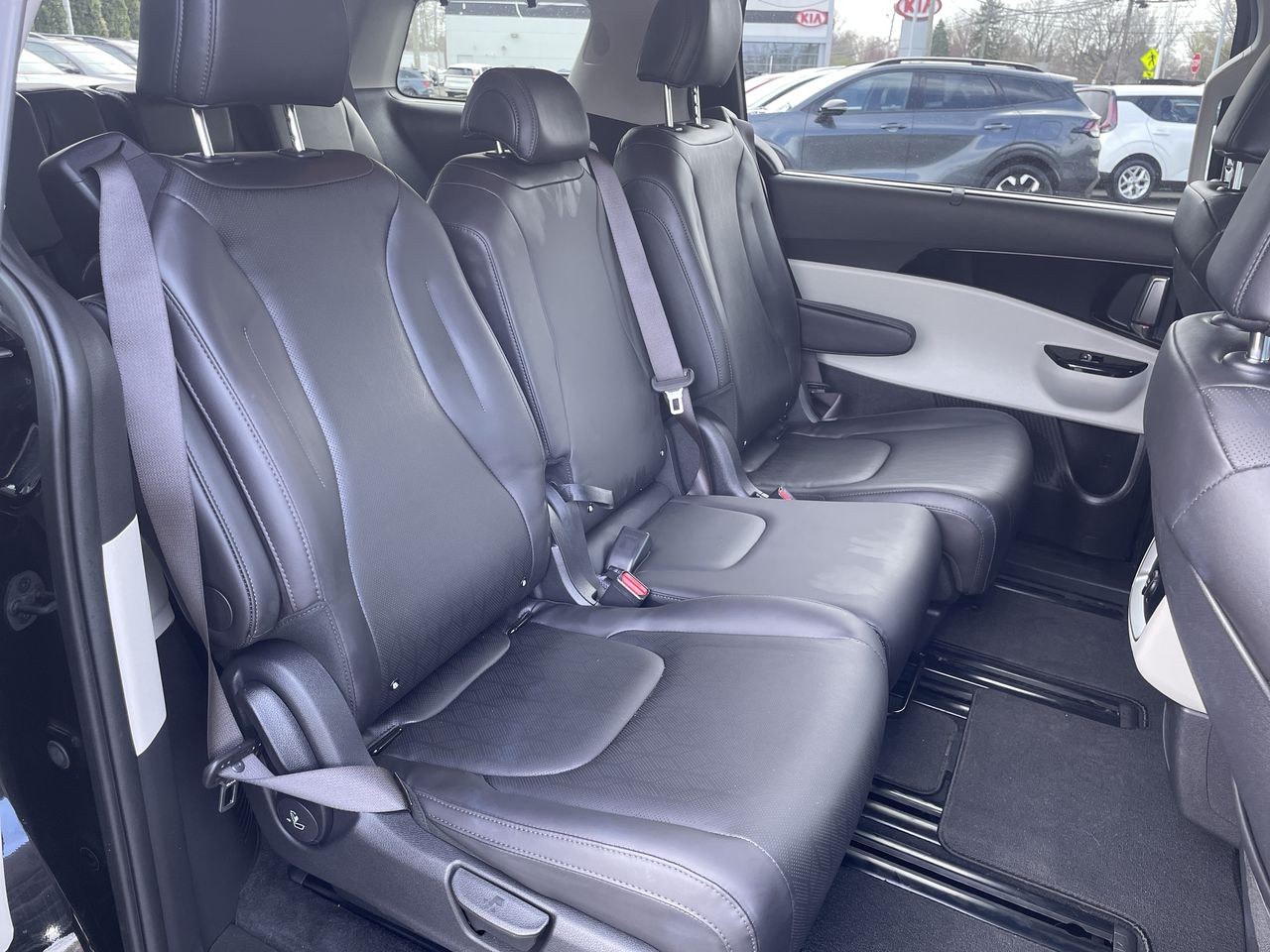 2023 Kia Carnival EX - Photo 21