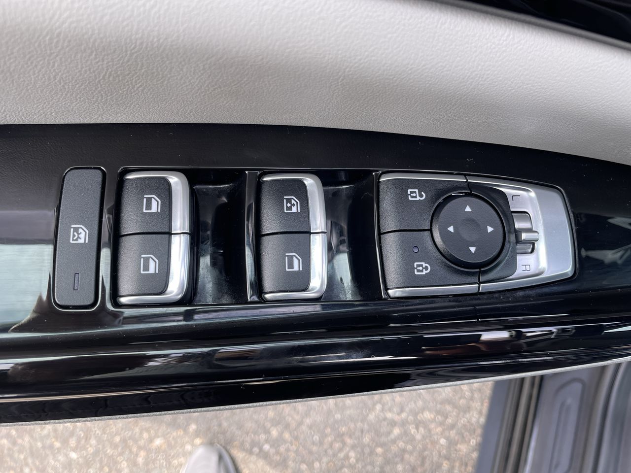 2023 Kia Carnival EX - Photo 18