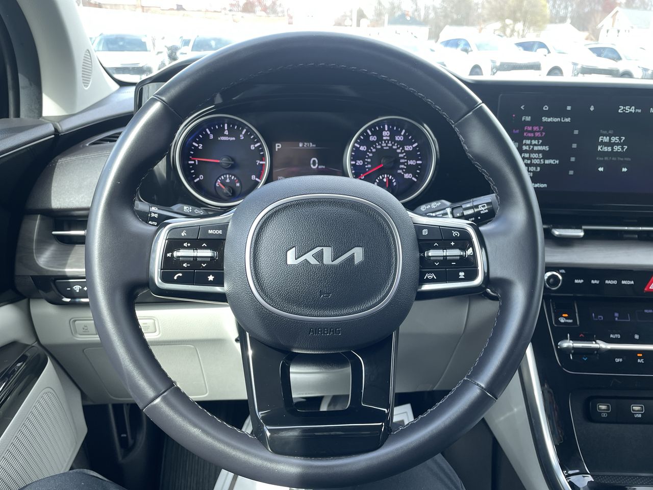 2023 Kia Carnival EX - Photo 17