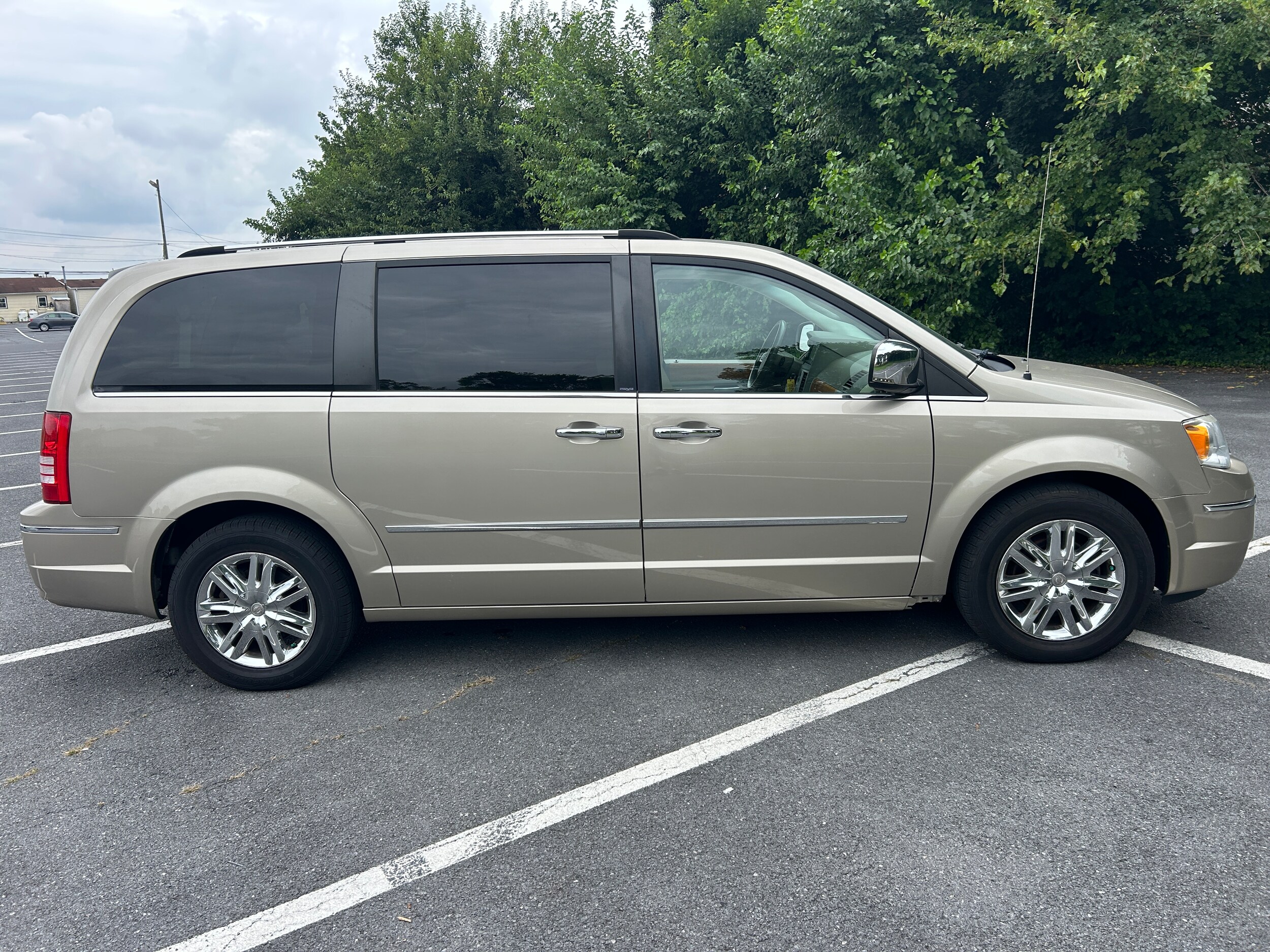 2008 Chrysler Town & Country Limited photo 2