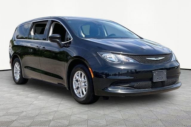 2023 Chrysler Voyager LX's photo