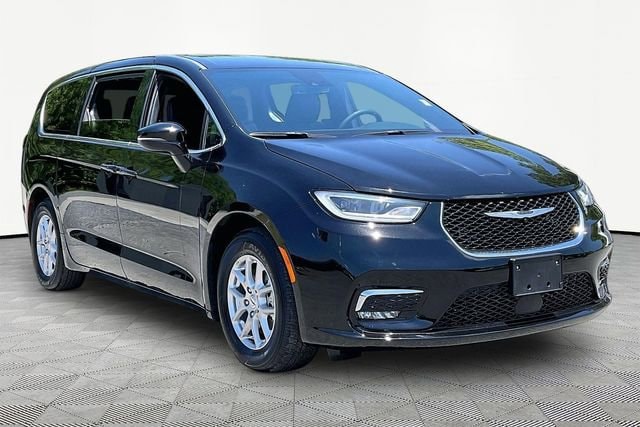 2025 Chrysler Pacifica Select's photo