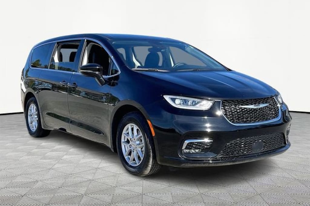 Used 2024 Chrysler Pacifica Touring L Minivan