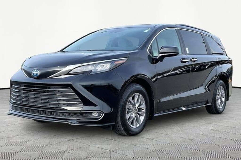 Used 2025 Toyota Sienna XLE Minivan