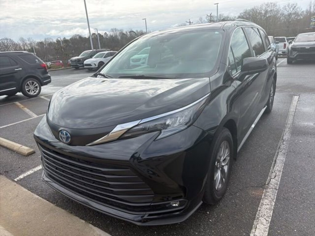 Used 2025 Toyota Sienna XLE Minivan