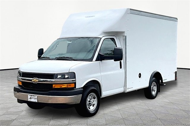 2025 Chevrolet Express Cutaway 3500 photo 2