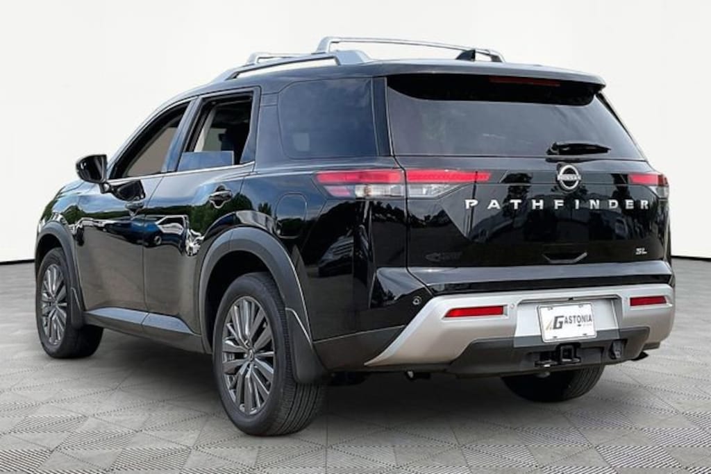 Used 2025 Nissan Pathfinder SL FWD SUV