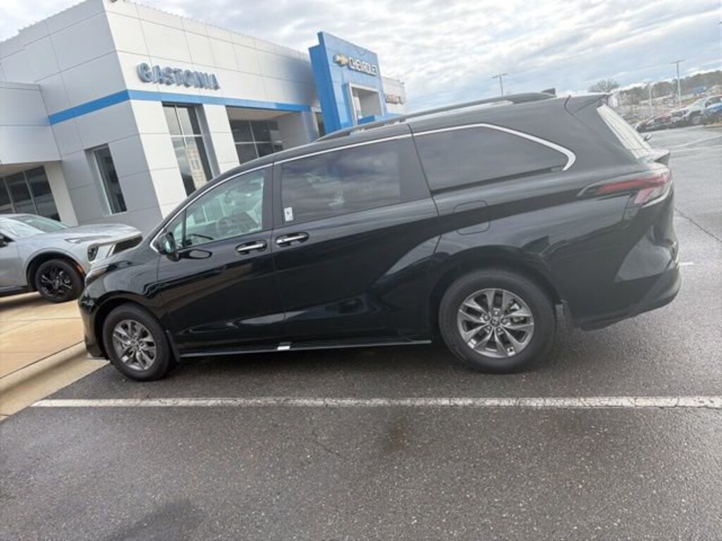 Used 2025 Toyota Sienna XLE Minivan