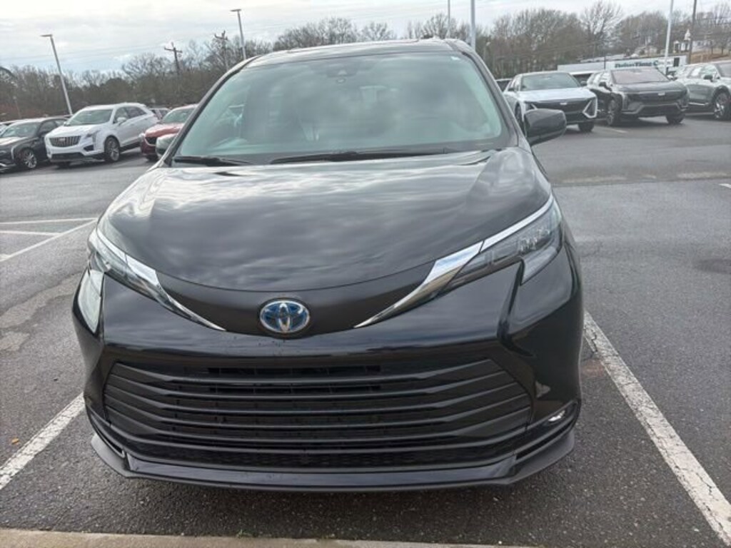 Used 2025 Toyota Sienna XLE Minivan