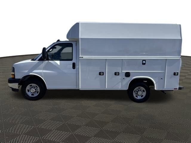 2025 Chevrolet Express Cutaway 3500 photo 2
