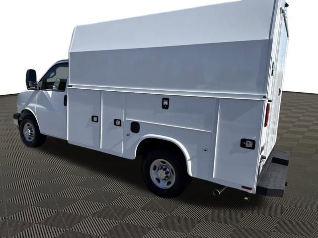 2025 Chevrolet Express Cutaway 3500 photo 3