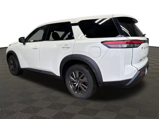2022 Nissan Pathfinder S photo 2