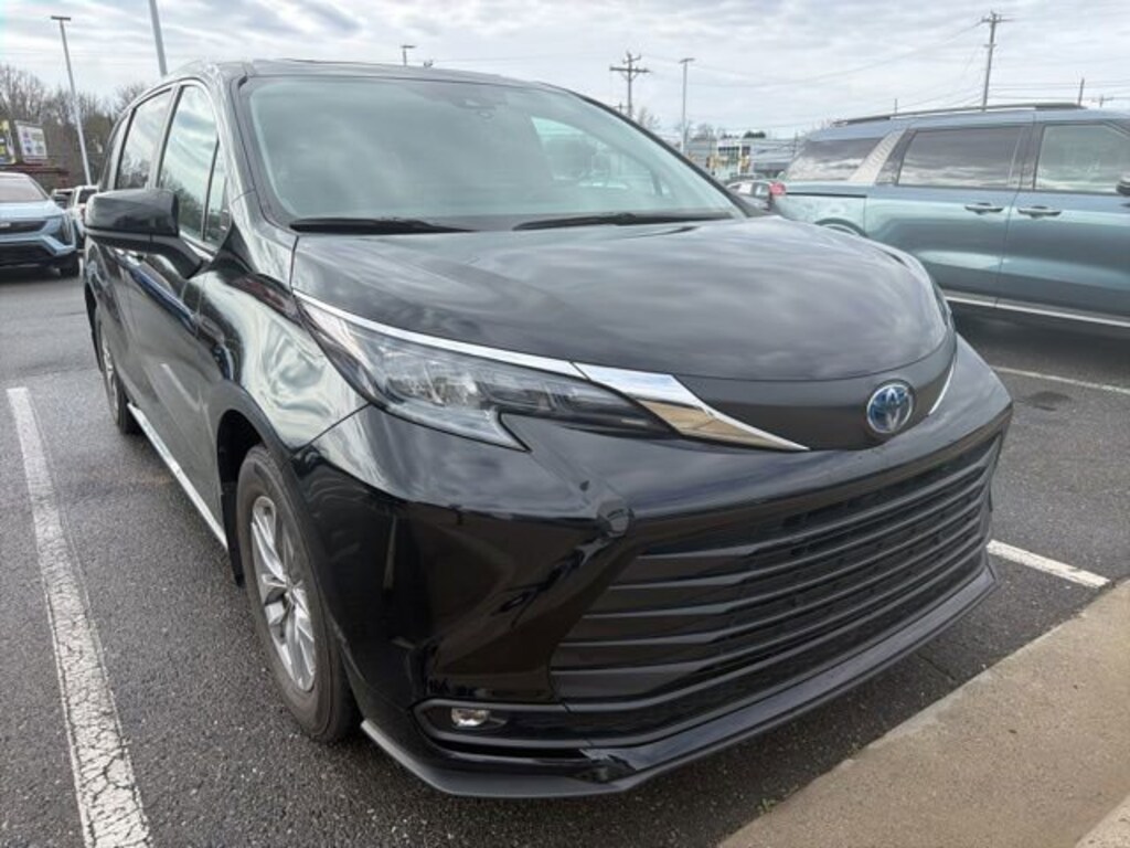 Used 2025 Toyota Sienna XLE Minivan