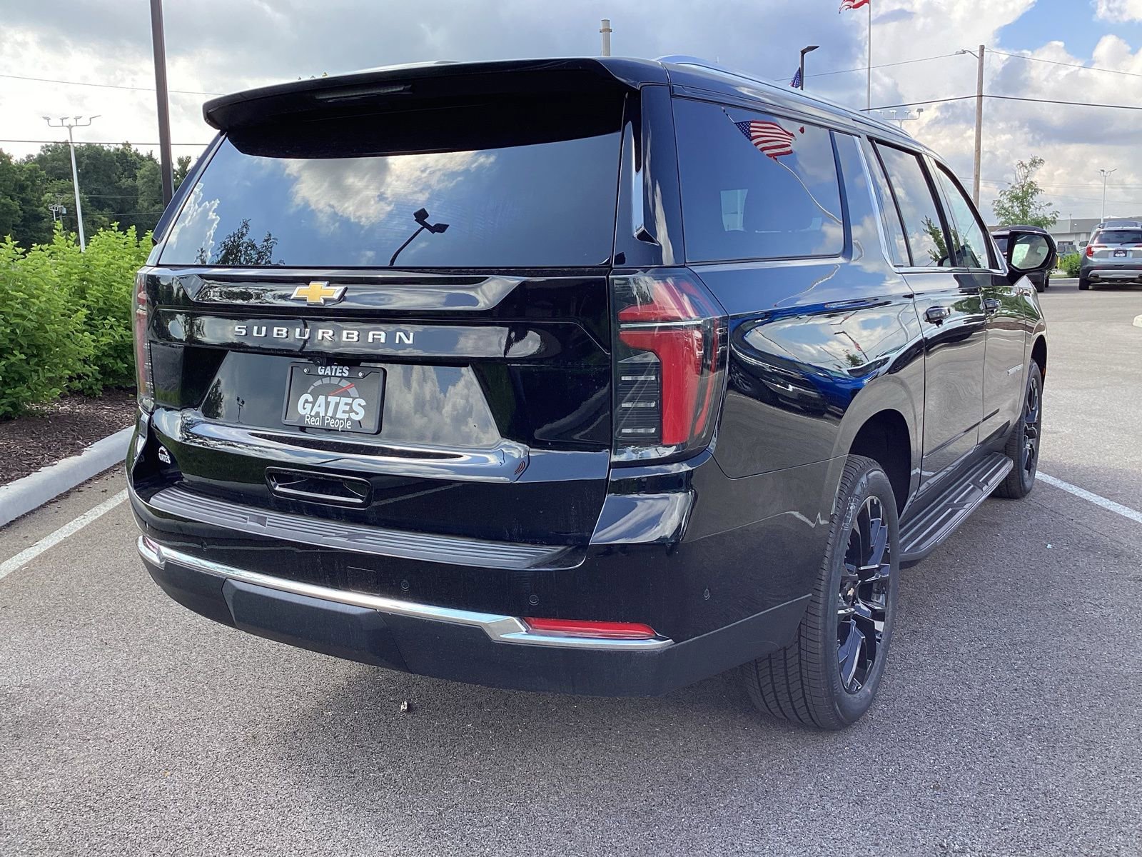 2025 Chevrolet Suburban LS photo 4