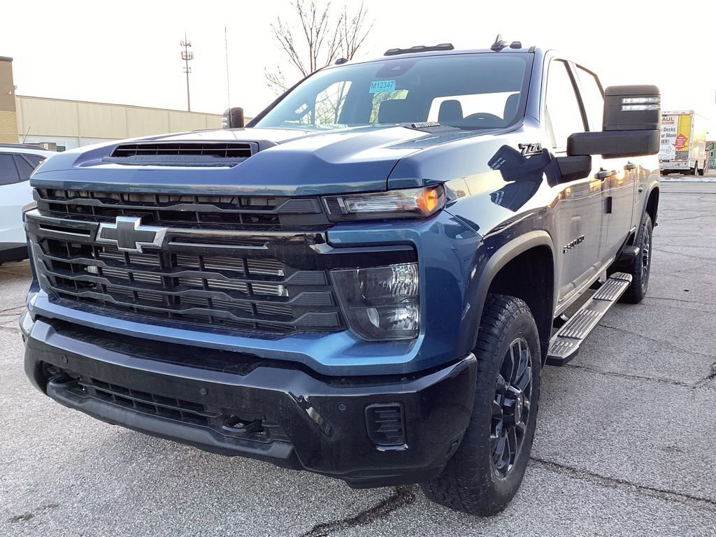 2025 Chevrolet Silverado 2500HD Custom photo 2