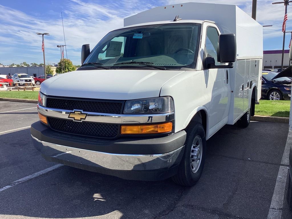 2025 Chevrolet Express 3500 Cutaway Van photo 2