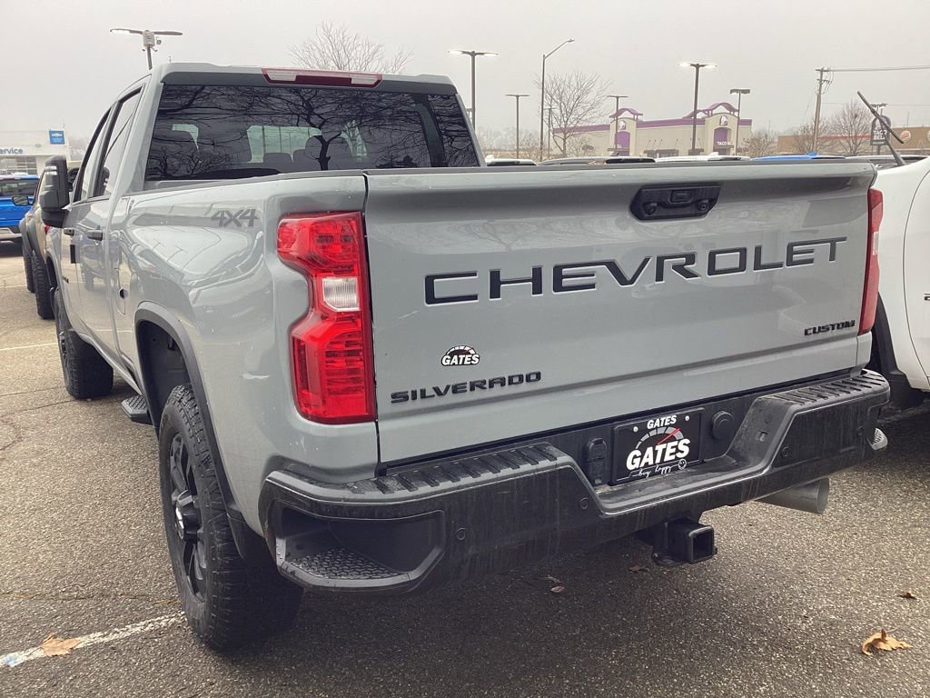2025 Chevrolet Silverado 2500HD Custom photo 3