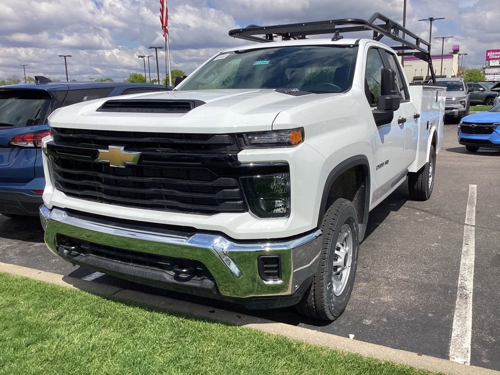 2025 Chevrolet Silverado 2500HD photo 2