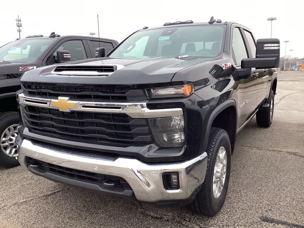 2025 Chevrolet Silverado 2500HD LT photo 2