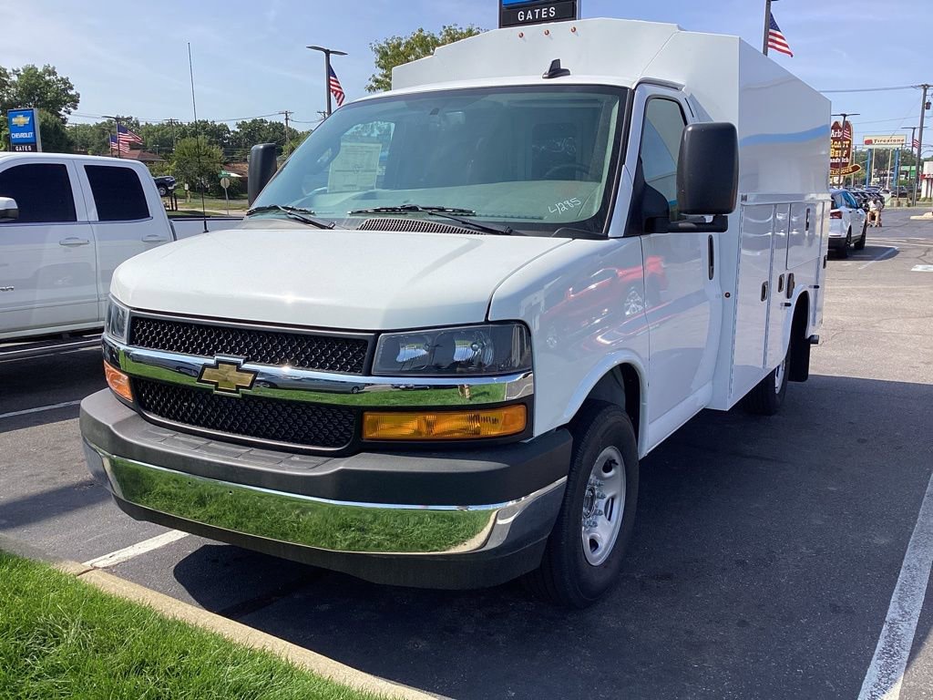 2025 Chevrolet Express 3500 Cutaway Van photo 2