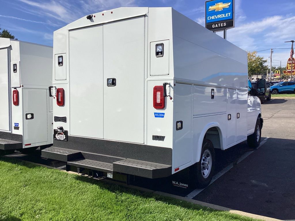 2025 Chevrolet Express 3500 Cutaway Van photo 4