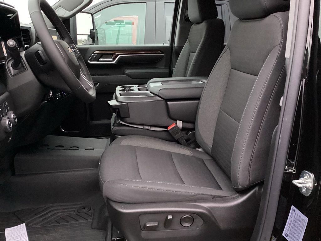 2025 Chevrolet Silverado 2500HD LT photo 3