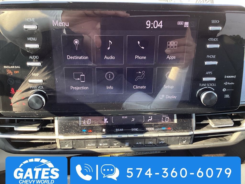 2023 Toyota Sienna XLE photo 3