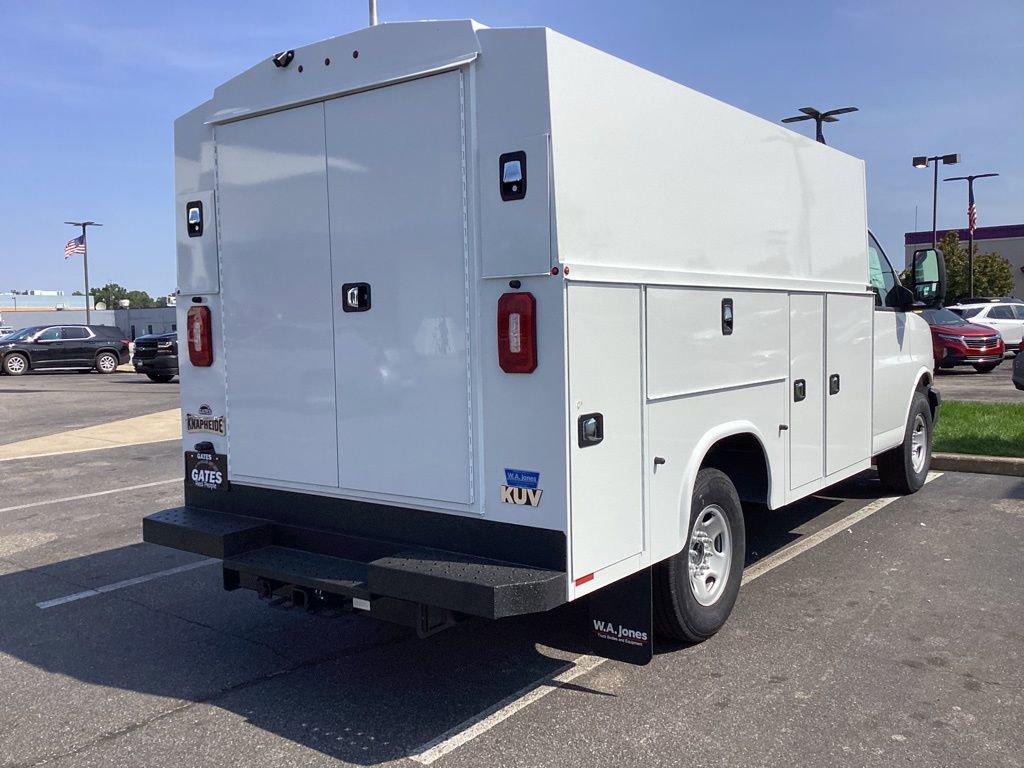 2025 Chevrolet Express 3500 Cutaway Van photo 4