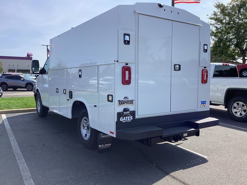 2025 Chevrolet Express 3500 Cutaway Van photo 3
