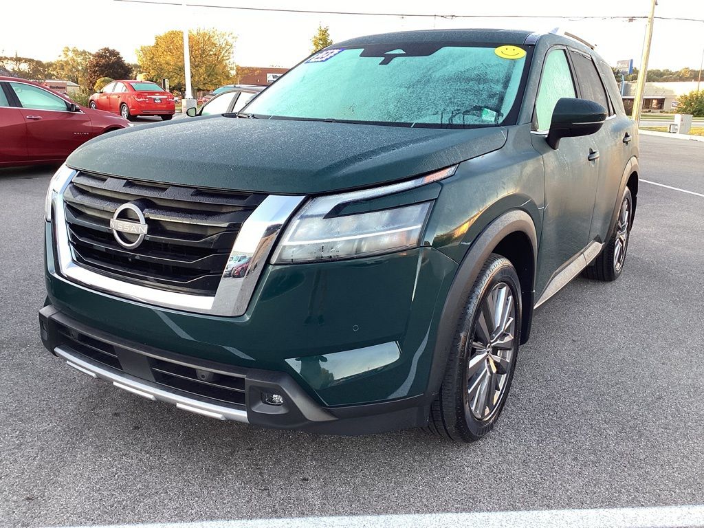 2023 Nissan Pathfinder SL photo 2