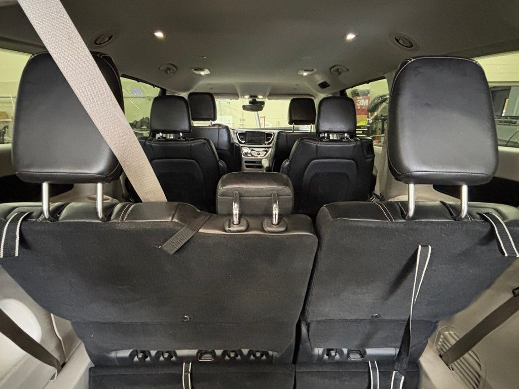2023 Chrysler Pacifica Touring L photo 4