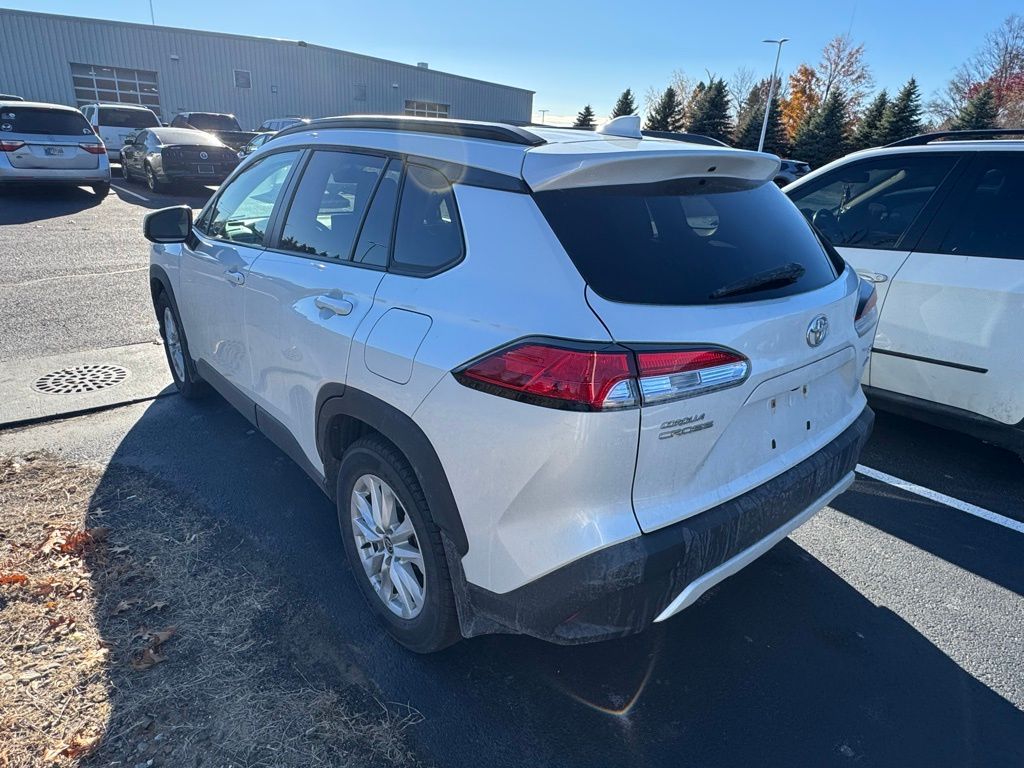 2022 Toyota Corolla Cross LE photo 2