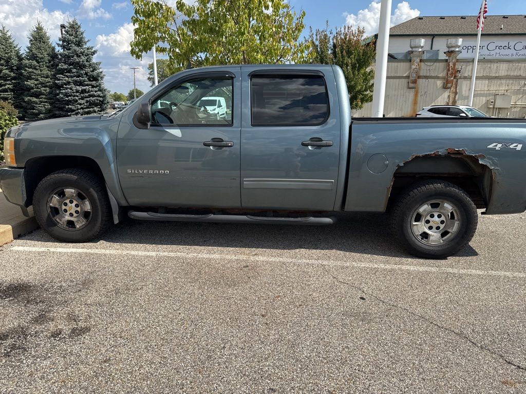 2011 Chevrolet Silverado 1500 LT photo 3