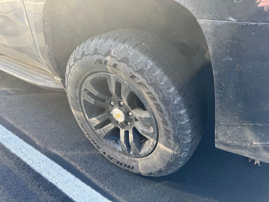 2016 Chevrolet Suburban LT photo 3