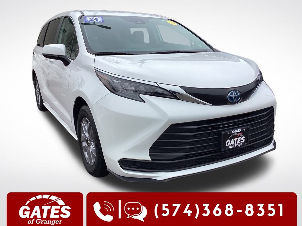 2024 Toyota Sienna LE's photo